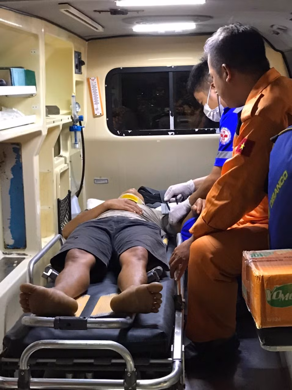 Các thuyền viên tàu SAR đưa nạn nhân về bờ. Các thuyền viên tàu SAR đưa nạn nhân về bờ.