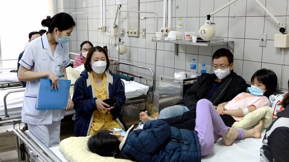 Các cháu nằm điều trị tại Bệnh viện Bạch Mai.