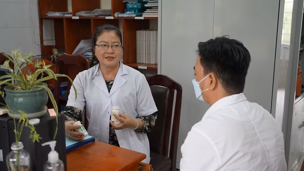 Bác sĩ tư vấn điều trị dự phòng PrEP cho đối tượng nguy cơ. 