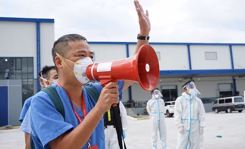 PGS, TS Nguyễn Lân Hiếu cầm loa động viên F0 tại Khu điều trị bệnh nhân Covid-19 trên địa bàn tỉnh Bình Dương vào năm 2021.