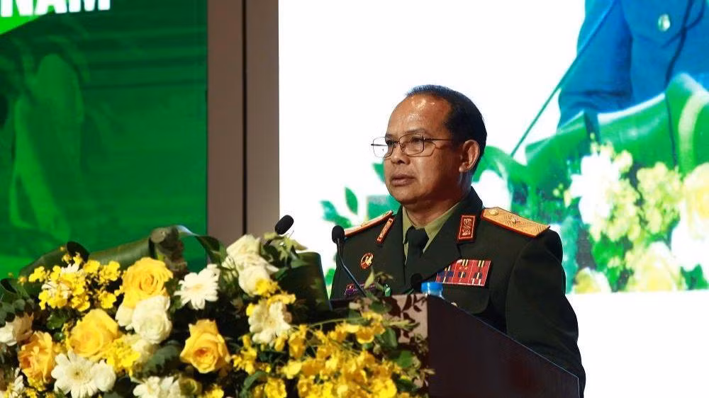 Thiếu tướng Khampeng Phummakeo, Cục trưởng Cục Quân y, Quân đội nhân dân Lào phát biểu tại hội nghị.