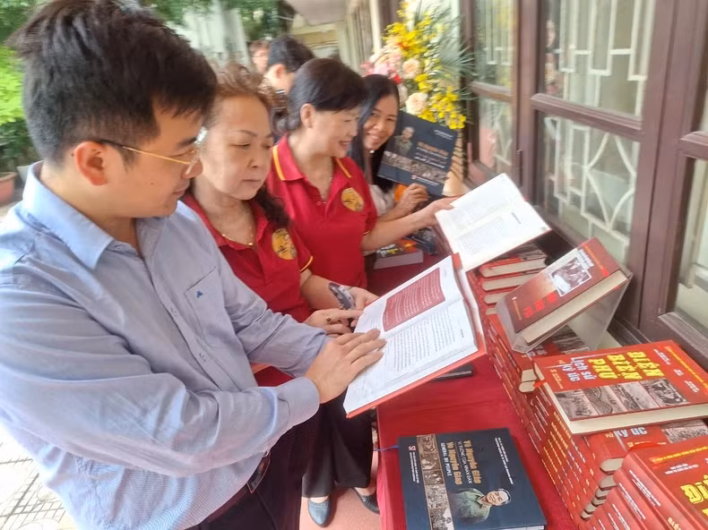 Các đại biểu bên những trang viết của cuốn sách Điện Biên Phủ.