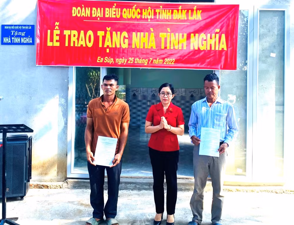 Phó Trưởng đoàn chuyên trách Đoàn Đại biểu Quốc hội tỉnh Đắk Lắk Lê Thị Thanh Xuân trao nhà tình nghĩa cho các hộ đồng bào dân tộc thiểu số có hoàn cảnh khó khăn ở huyện biên giới Ea Súp.
