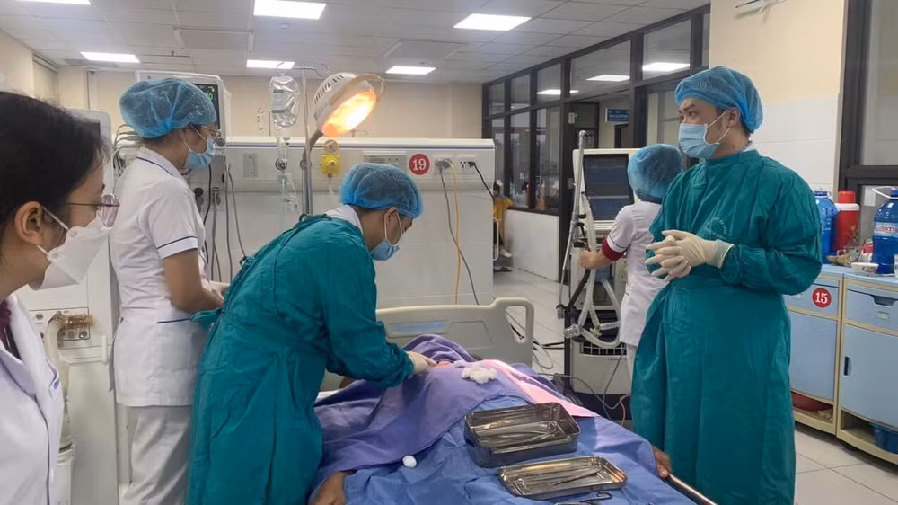 Các bác sĩ mở khí quản cho bệnh nhân.