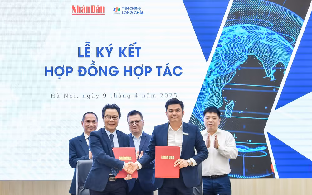 Nhà báo Vũ Mai Hoàng, Trưởng Ban Công nghệ, Báo Nhân Dân và ông Ngô Quốc Bảo, Giám đốc Cấp cao Truyền thông và Trải nghiệm khách hàng FPT Retail ký kết hợp tác dưới sự chứng kiến của Tổng Biên tập Báo Nhân Dân Lê Quốc Minh, Phó Tổng Biên tập Báo Nhân Dân Quế Đình Nguyên và ông Hoàng Trung Kiên, Tổng Giám đốc FPT Retail. Nhà báo Vũ Mai Hoàng, Trưởng Ban Công nghệ, Báo Nhân Dân và ông Ngô Quốc Bảo, Giám đốc Cấp cao Truyền thông và Trải nghiệm khách hàng FPT Retail ký kết hợp tác dưới sự chứng kiến của Tổng Biên tập Báo Nhân Dân Lê Quốc Minh, Phó Tổng Biên tập Báo Nhân Dân Quế Đình Nguyên và ông Hoàng Trung Kiên, Tổng Giám đốc FPT Retail.