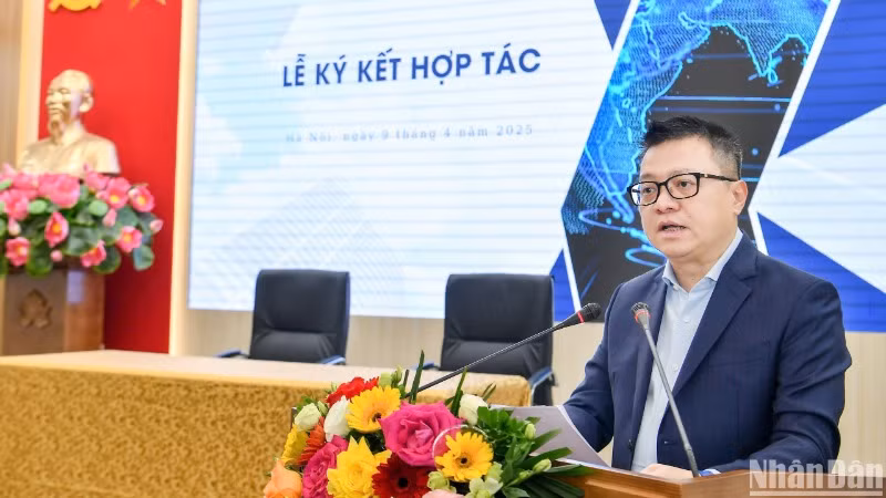 Đồng chí Lê Quốc Minh, Ủy viên Trung ương Đảng, Tổng Biên tập Báo Nhân Dân, Phó Trưởng Ban Tuyên giáo và Dân vận Trung ương, Chủ tịch Hội Nhà báo Việt Nam phát biểu tại lễ ký kết. 