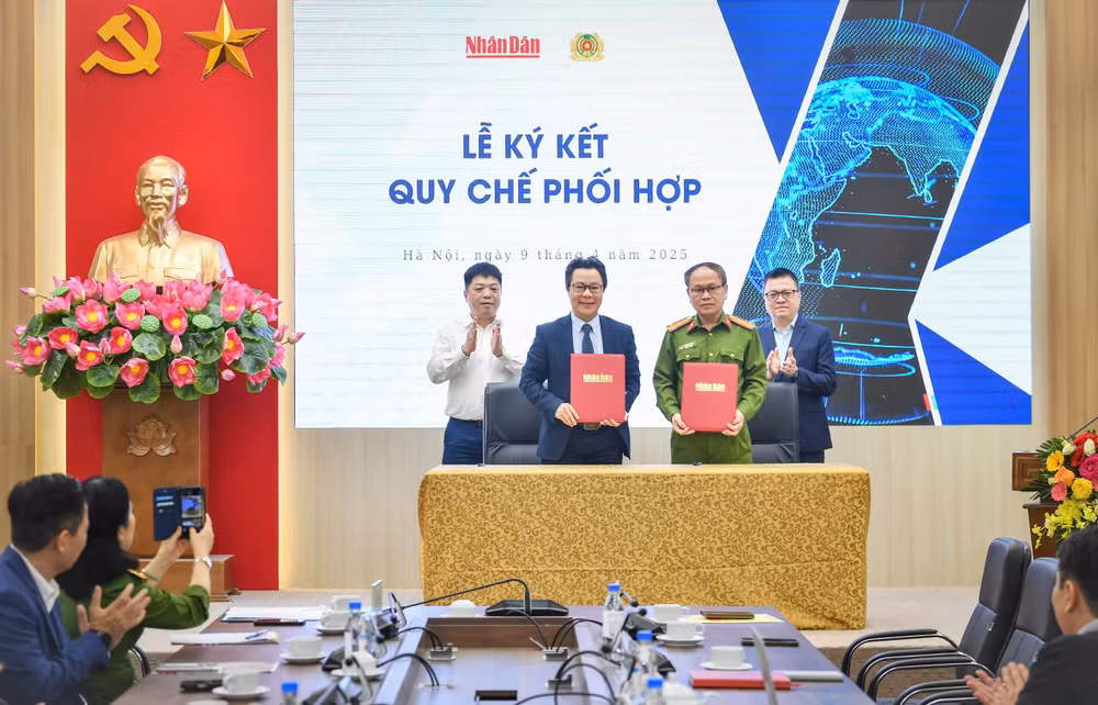 Nhà báo Vũ Mai Hoàng, Trưởng Ban Công nghệ, Báo Nhân Dân và Đại tá Ngô Như Cường, Phó Cục trưởng Cục Cảnh sát Quản lý hành chính về trật tự xã hội (C06), Bộ Công an ký kết hợp tác dưới sự chứng kiến của Tổng Biên tập Báo Nhân Dân Lê Quốc Minh, Phó Tổng Biên tập Báo Nhân Dân Quế Đình Nguyên. Nhà báo Vũ Mai Hoàng, Trưởng Ban Công nghệ, Báo Nhân Dân và Đại tá Ngô Như Cường, Phó Cục trưởng Cục Cảnh sát Quản lý hành chính về trật tự xã hội (C06), Bộ Công an ký kết hợp tác dưới sự chứng kiến của Tổng Biên tập Báo Nhân Dân Lê Quốc Minh, Phó Tổng Biên tập Báo Nhân Dân Quế Đình Nguyên.
