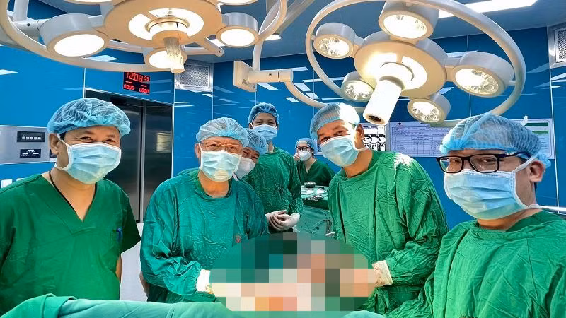 Các bác sĩ loại bỏ thành công khối u cho người bệnh.