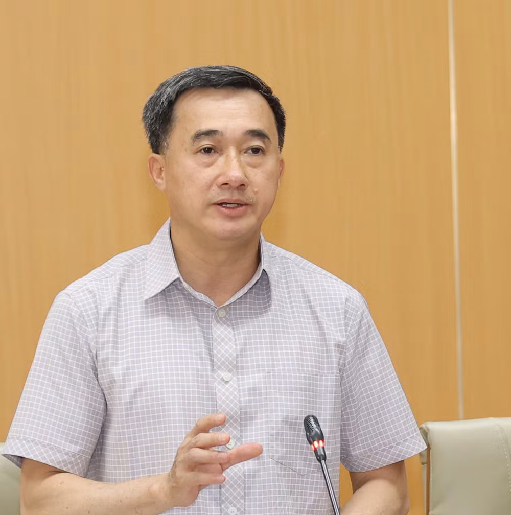 Giáo sư, Tiến sĩ Trần Văn Thuấn, Thứ trưởng Y tế, Chủ tịch Hội đồng Y khoa Quốc gia.