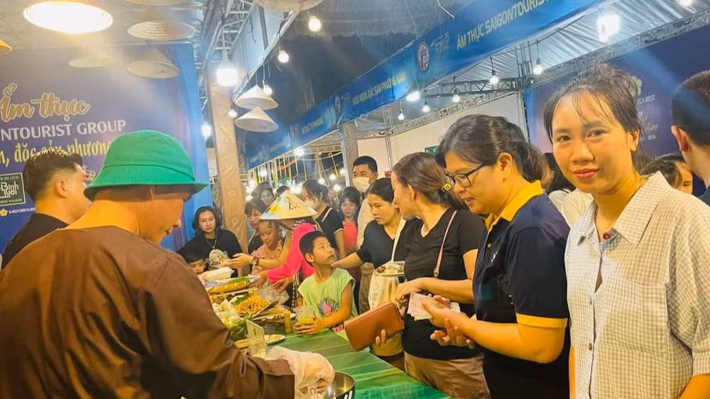 Du khách đến với lễ hội.