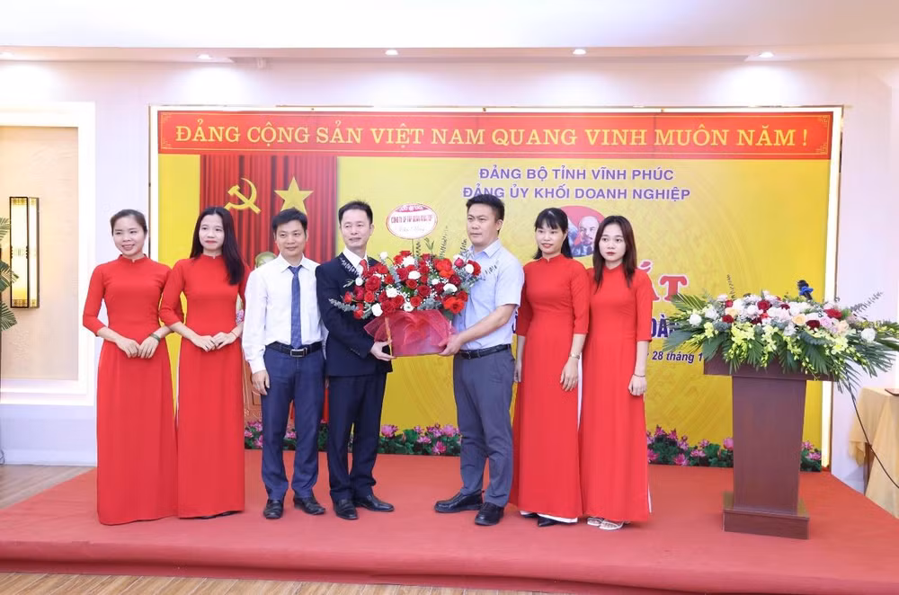 Tổng giám đốc Công ty cổ phần Tập đoàn Vina Top chúc mừng Chi bộ.