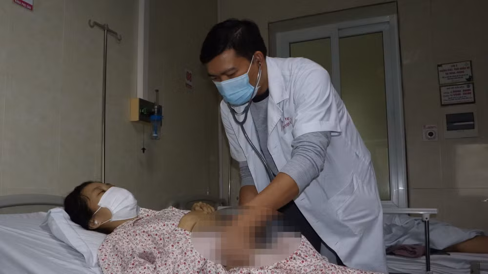 Sản phụ được chăm sóc sau sinh.