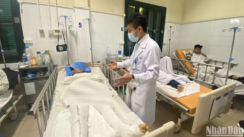 Q. bị tổn thương gẫy cả hai chân. Q. bị tổn thương gẫy cả hai chân.