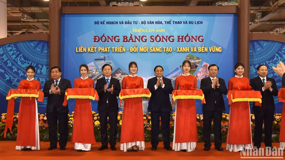 Thủ tướng Phạm Minh Chính và các các đại biểu cắt băng khai mạc triển lãm ảnh bên lề Hội nghị. (Ảnh: Trần Hải)