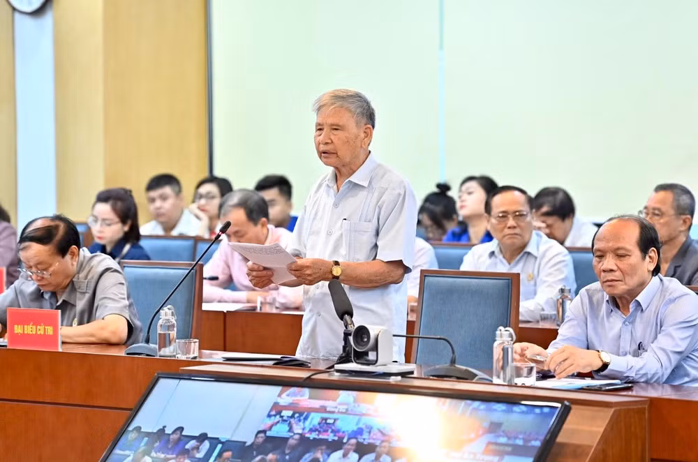 Cử tri quận Đống Đa phát biểu kiến nghị với các đại biểu Quốc hội thành phố Hà Nội. Cử tri quận Đống Đa phát biểu kiến nghị với các đại biểu Quốc hội thành phố Hà Nội.