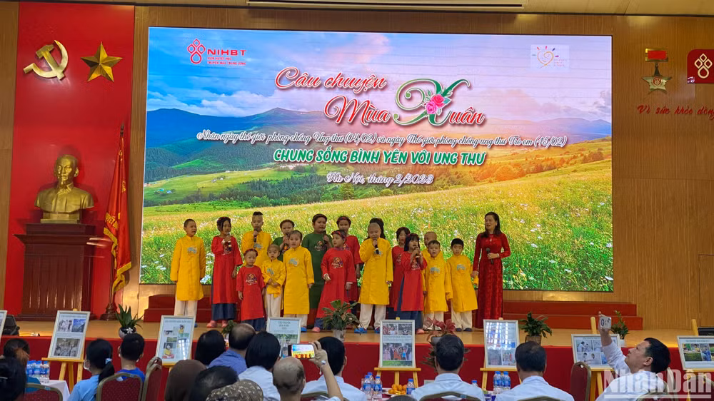 Các bệnh nhi ung thư trình diễn tiết mục văn nghệ tại chương trình. Các bệnh nhi ung thư trình diễn tiết mục văn nghệ tại chương trình.