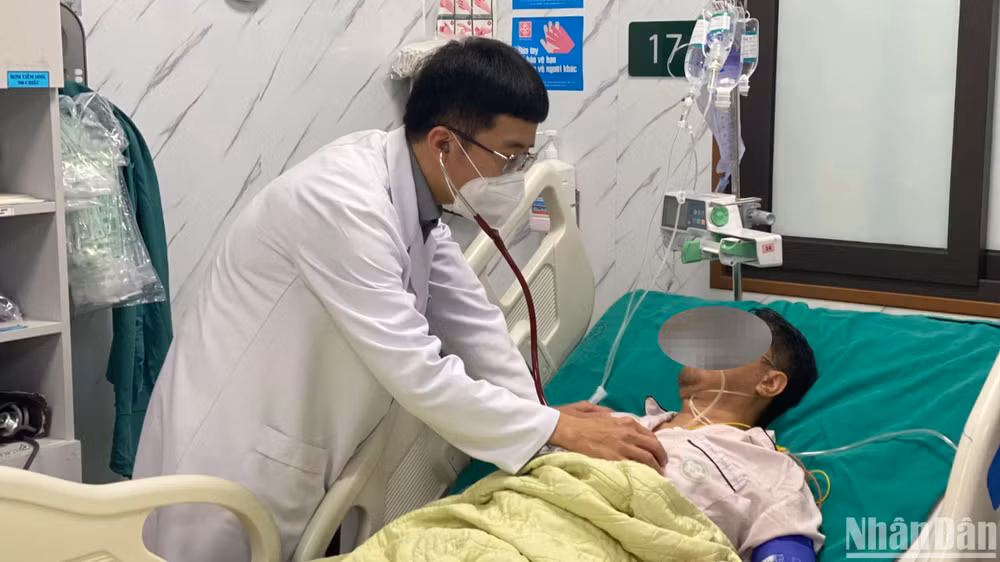 Phó Giáo sư, Tiến sĩ Mai Duy Tôn khám cho người bệnh đột quỵ. 