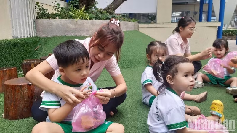 Học sinh Trường mầm non 19-5 Thành phố, Quận 1, Thành phố Hồ Chí Minh trong giờ hoạt động trong khuôn viên nhà trường. 