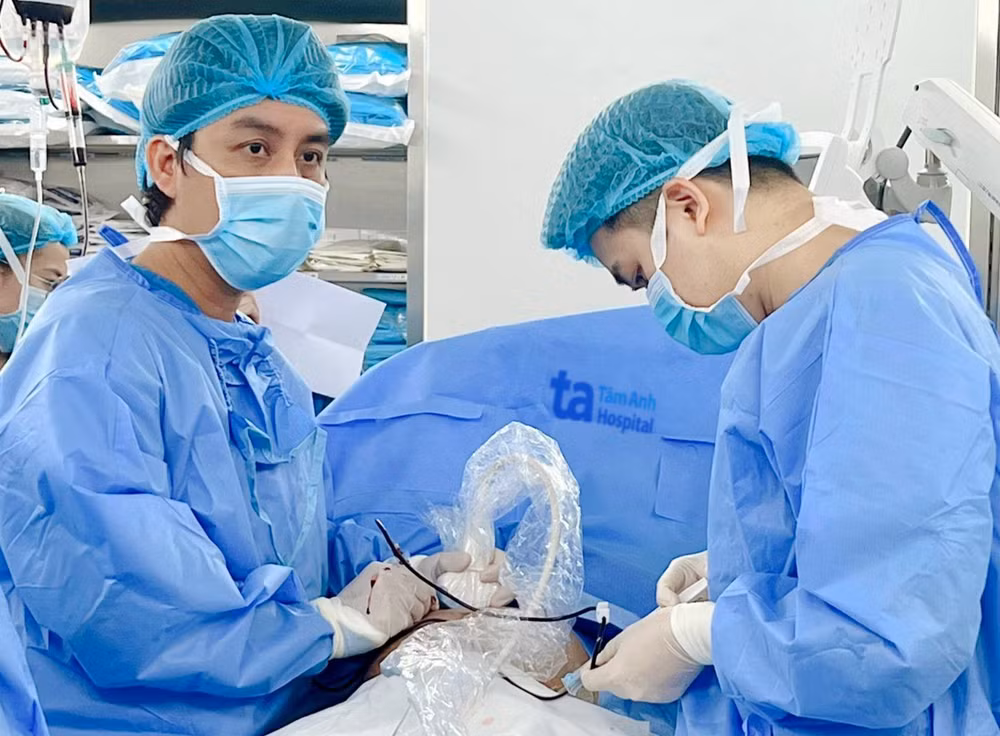 Bác sĩ thực hiện kỹ thuật truyền máu trong tử cung cho sản phụ. 