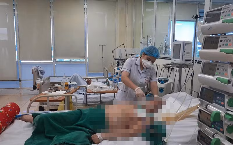 Bệnh nhân Covid-19 nặng đang điều trị tại Bệnh viện Bệnh Nhiệt đới Trung ương. (Ảnh: TĐ)