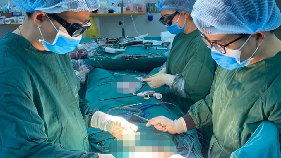 Các bác sĩ phẫu thuật loại bỏ khối u gan cho bệnh nhân. 