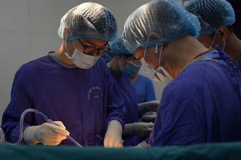 Các bác sĩ phẫu thuật cho chị T.