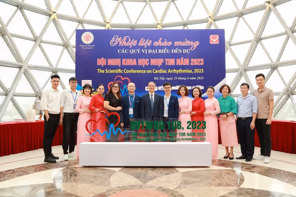 PGS, TS Phạm Nguyên Sơn - Nguyên Phó Giám đốc Bệnh viện TWQĐ 108 cùng tập thể khoa Nội Tim mạch PGS, TS Phạm Nguyên Sơn - Nguyên Phó Giám đốc Bệnh viện TWQĐ 108 cùng tập thể khoa Nội Tim mạch