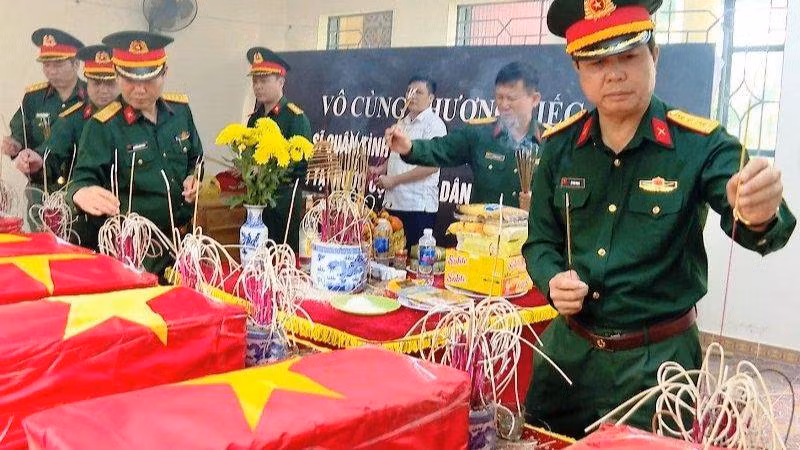 Lực lượng vũ trang Thanh Hóa tưởng niệm các liệt sĩ.