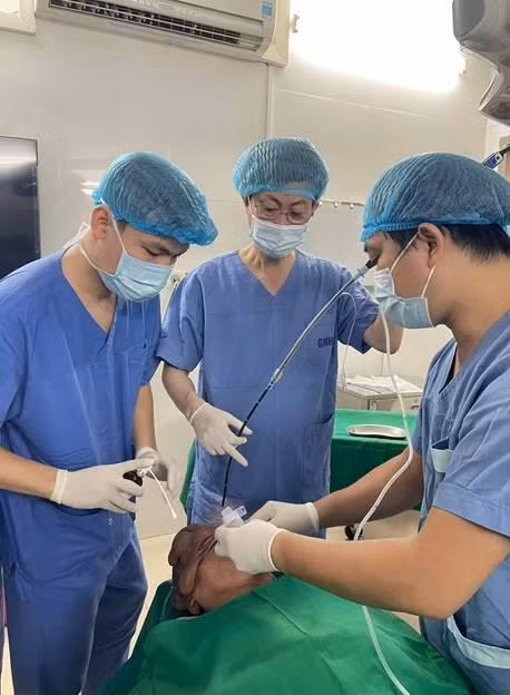 Các bác sĩ tiến hành phẫu thuật cho người bệnh.