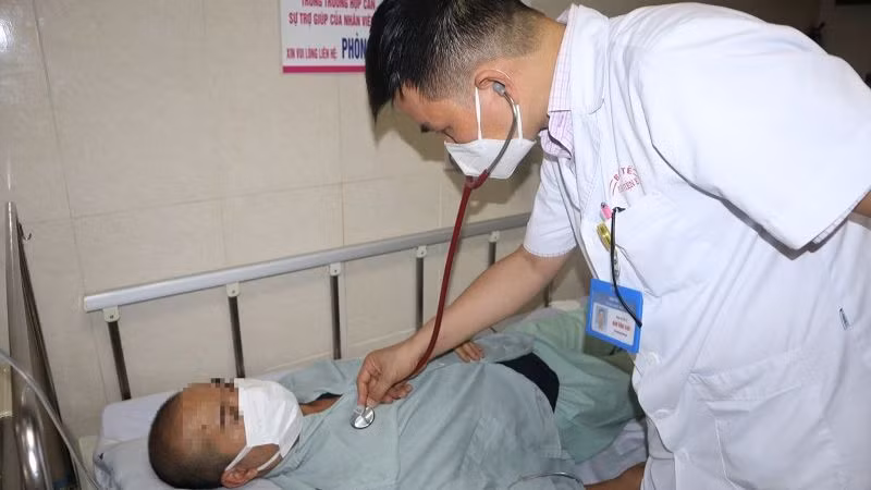 Bác sĩ khám cho bệnh nhân mắc sốt xuất huyết.