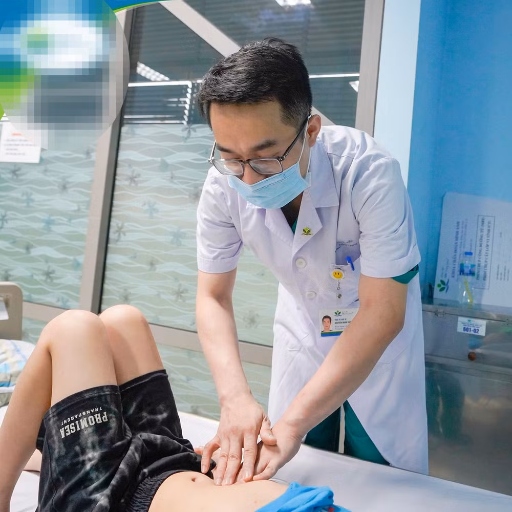 Thạc sĩ, bác sĩ Nguyễn Minh khôi, thăm khám cho bệnh nhi tại Trung tâm Ngoại Tổng hợp.