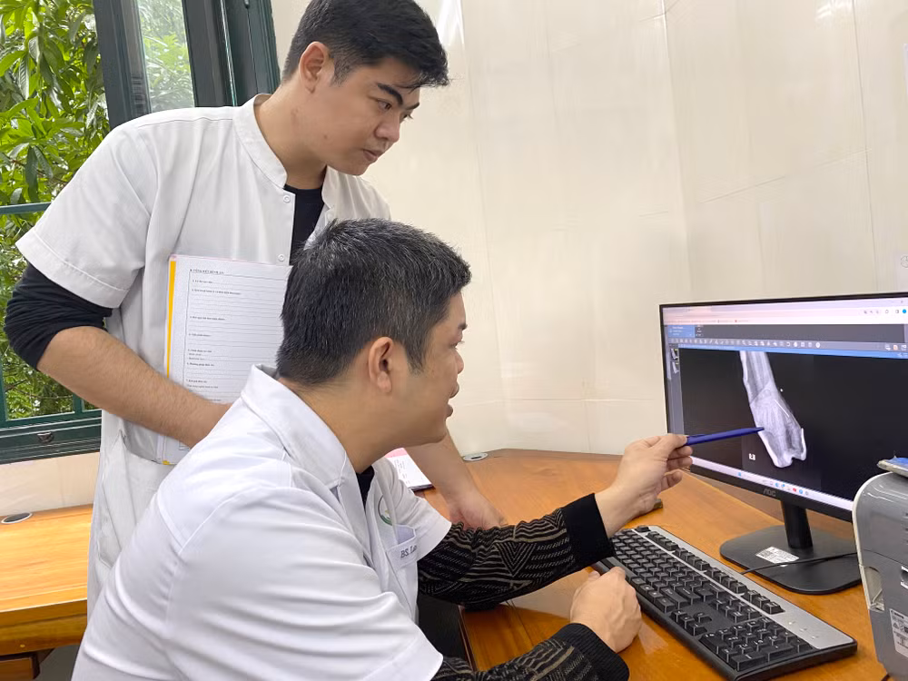Thạc sĩ, bác sĩ Lưu Danh Huy, Phó trưởng khoa Phẫu thuật Chi trên và Y học thể thao, Bệnh viện Hữu nghị Việt Đức đọc phim đánh giá tình trạng người bệnh. Thạc sĩ, bác sĩ Lưu Danh Huy, Phó trưởng khoa Phẫu thuật Chi trên và Y học thể thao, Bệnh viện Hữu nghị Việt Đức đọc phim đánh giá tình trạng người bệnh.