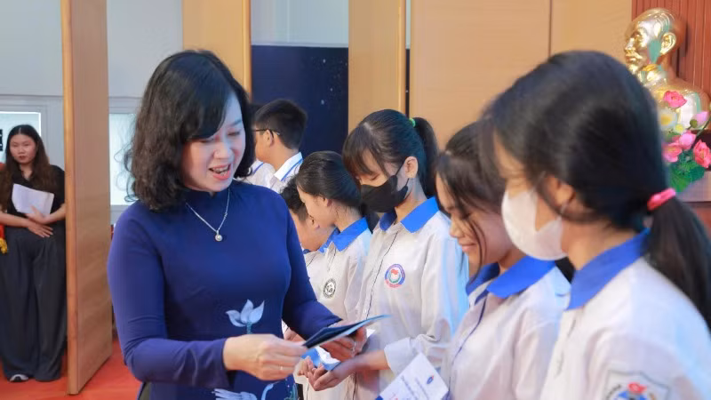 Bộ trưởng Y tế Đào Hồng Lan tặng quà cho các em nhỏ.