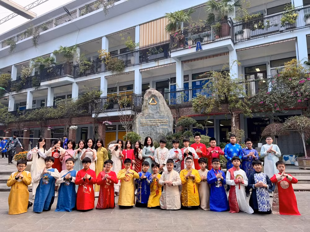 Cô trò lớp 6V5 trong trang phục Áo dài. Cô trò lớp 6V5 trong trang phục Áo dài.