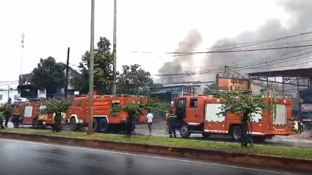 Phòng Cảnh sát phòng cháy, chữa cháy và cứu nạn, cứu hộ Công an tỉnh Đắk Lắk đã huy động 70 cán bộ, chiến sĩ và 8 xe cứu hỏa đến dập lửa.