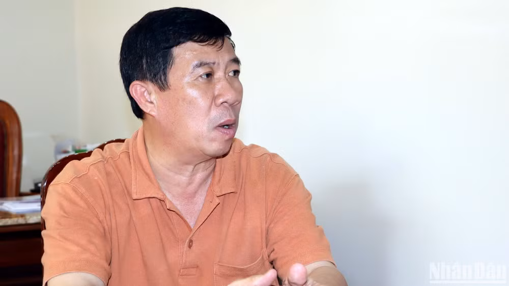 Đồng chí Lê Thành Mỹ trả lời phóng viên Báo Nhân Dân.