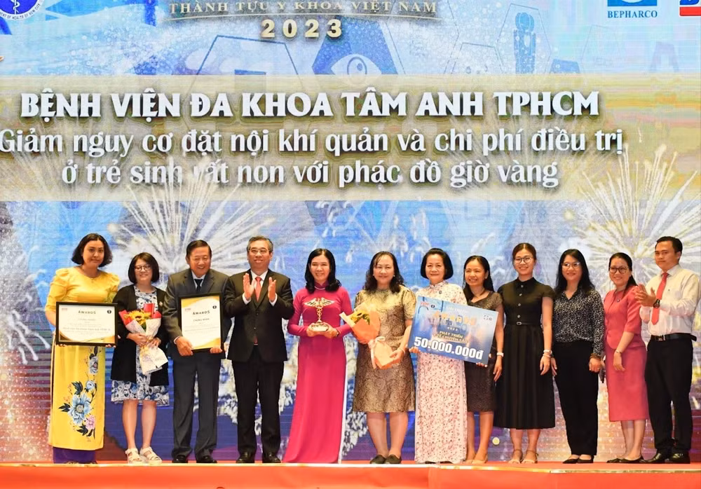 Phó Bí thư Thành ủy TP Hồ Chí Minh Nguyễn Phước Lộc (thứ tư từ trái qua) trao giải Thành tựu y khoa năm 2023 cho Bệnh viện Đa khoa Tâm Anh TP Hồ Chí Minh.