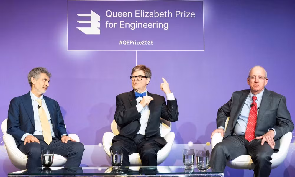 Giáo sư Yoshua Bengio, Giáo sư Yann LeCun và Tiến sĩ Bill Dally (từ trái qua) là ba trong số 7 nhà khoa học được vinh danh tại Giải thưởng Nữ hoàng Elizabeth 2025. Trước đó, Giáo sư Bengio và Giáo sư LeCun, cùng với Giáo sư Geoffrey Hinton, ông Jensen Huang và GS Fei-Fei Li đã được trao Giải thưởng Chính VinFuture 2024. (Ảnh: Guardian)