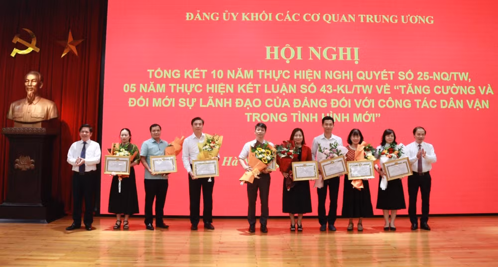 Đại diện 26 tập thể tiêu biểu trong thực hiện nghị quyết số 25 và Kết luận số 43, được Đảng ủy Khối khen thưởng. Đại diện 26 tập thể tiêu biểu trong thực hiện nghị quyết số 25 và Kết luận số 43, được Đảng ủy Khối khen thưởng.