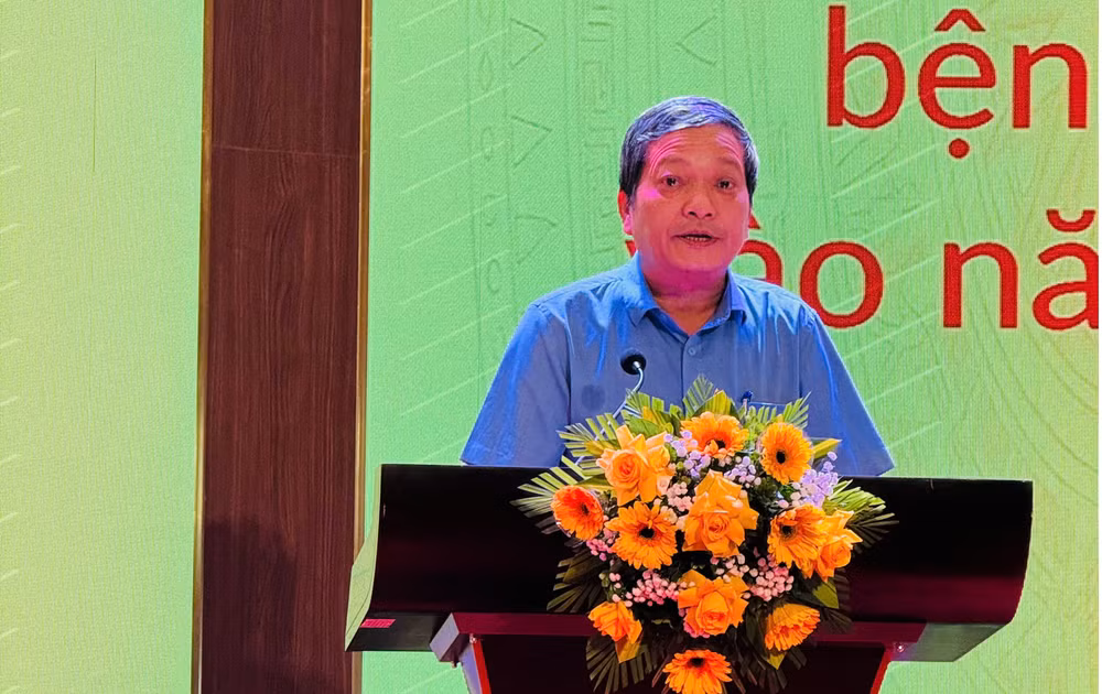Tiến sĩ, bác sĩ cao cấp Đinh Văn Lượng, Giám đốc Bệnh viện Phổi Trung ương - Trưởng Ban Điều hành Chương trình Chống lao Quốc gia phát biểu về công tác phòng chống lao cho phạm nhân tại trại giam hiện nay.