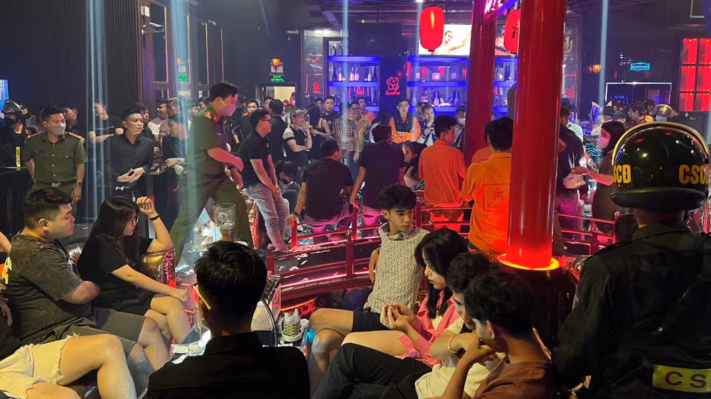 Lực lượng Công an kiểm tra bên trong quán bar Kosho.