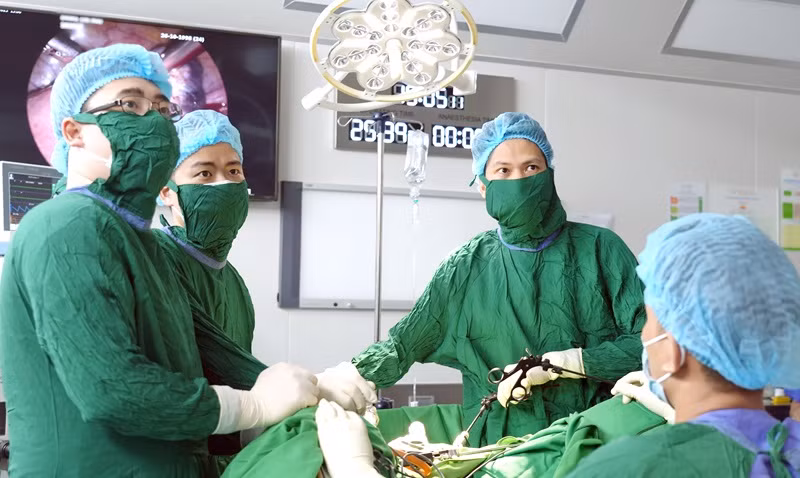 Các bác sĩ thực hiện kỹ thuật nội soi buồng tử cung. 