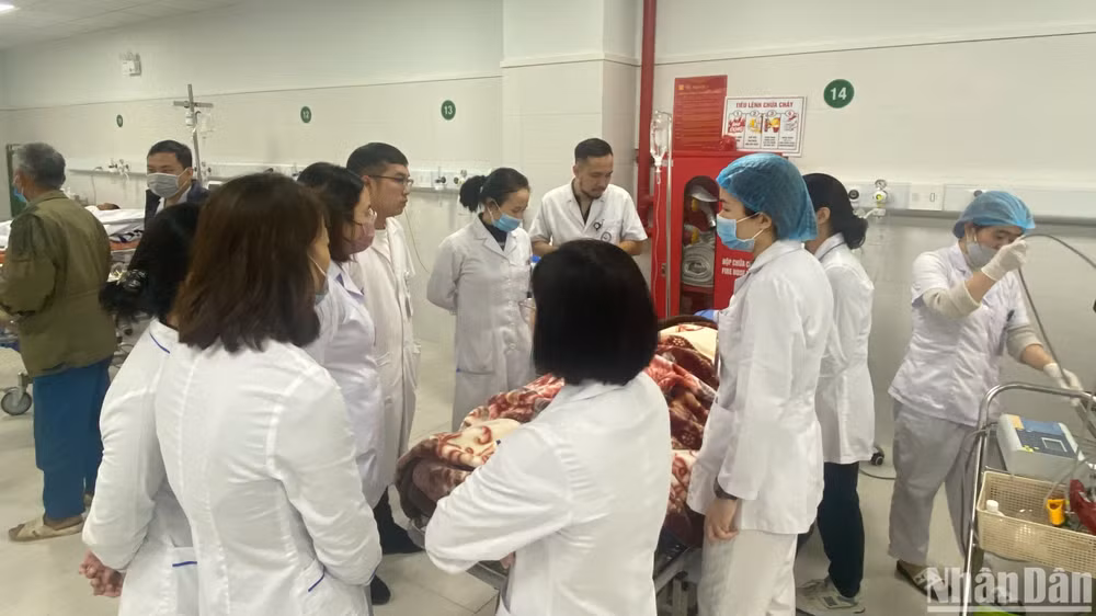 Tua trực tại Khoa Cấp cứu có 15 bác sĩ. Tua trực tại Khoa Cấp cứu có 15 bác sĩ.