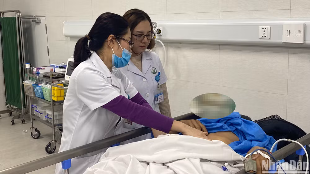 Bác sĩ chuyên khoa 2 Phạm Thị Thanh Huyền khám cấp cứu cho người bệnh. Bác sĩ chuyên khoa 2 Phạm Thị Thanh Huyền khám cấp cứu cho người bệnh.