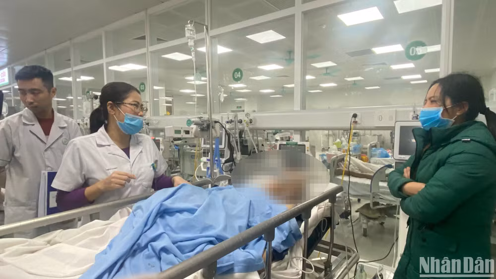 Chị Trần Thanh T. (áo xanh) nghe bác sĩ tư vấn về tình trạng chấn thương của bố. Chị Trần Thanh T. (áo xanh) nghe bác sĩ tư vấn về tình trạng chấn thương của bố.