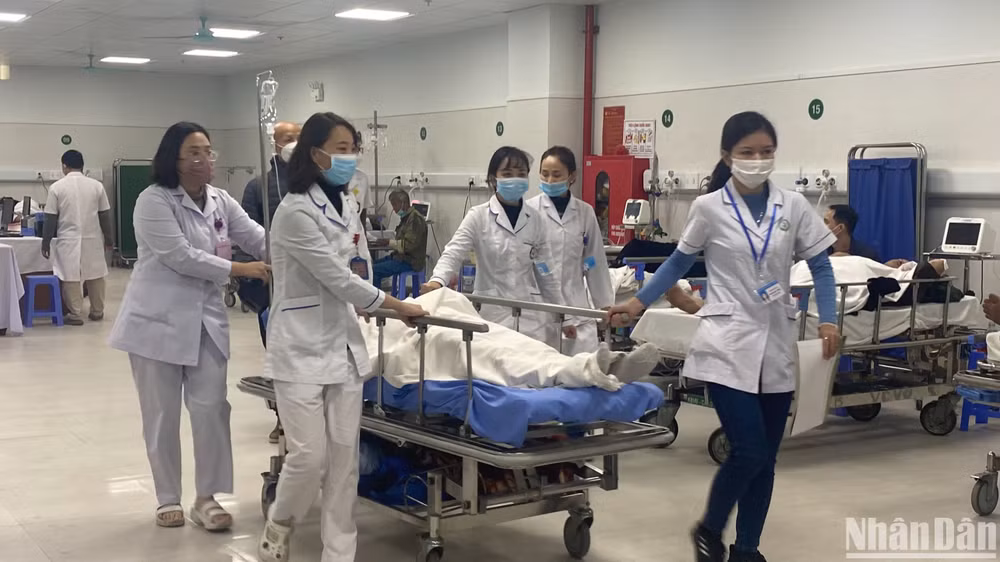 Đưa bệnh nhân đi phẫu thuật.