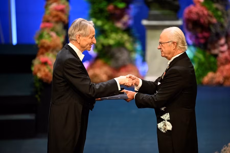 Giáo sư Hinton nhận giải Nobel Vật lý tại buổi lễ được tổ chức vào ngày 10/12/2024. Trước đó, vào đầu tháng 10, ông được công bố là đồng Chủ nhân Giải Nobel Vật lý năm nay. (Ảnh: Globe and Mail).