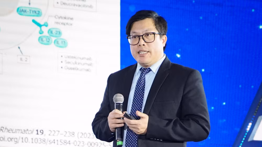 Tiến sĩ Nguyễn Văn Đĩnh, Trưởng khoa Nội chung, Bệnh viện Đa khoa Quốc tế Vinmec Times City, giảng viên lâm sàng thuộc Khối Khoa học Sức khỏe, Trường Đại học VinUniversity, Việt Nam chia sẻ tại tọa đàm.
