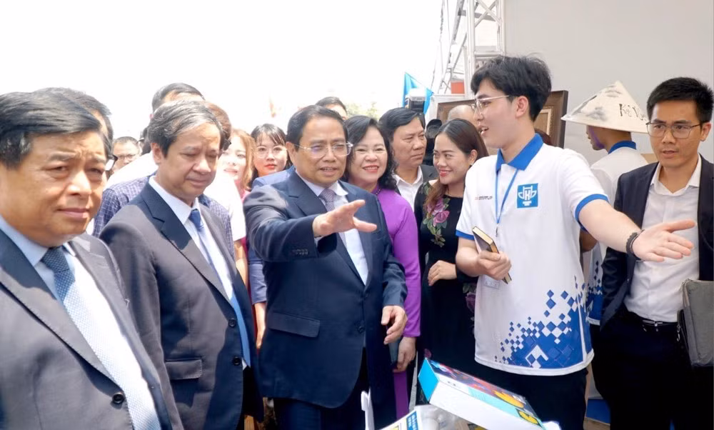 Thủ tướng Phạm Minh Chính cùng các đại biểu tham quan các gian hàng được trưng bày tại ngày hội. Thủ tướng Phạm Minh Chính cùng các đại biểu tham quan các gian hàng được trưng bày tại ngày hội.