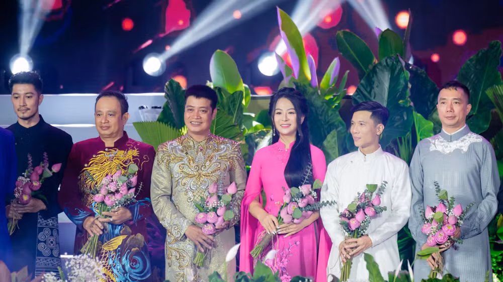 Nhà thiết kế Vũ Thảo Giang và các nhà thiết kế nhận vinh danh của Ban Tổ chức.